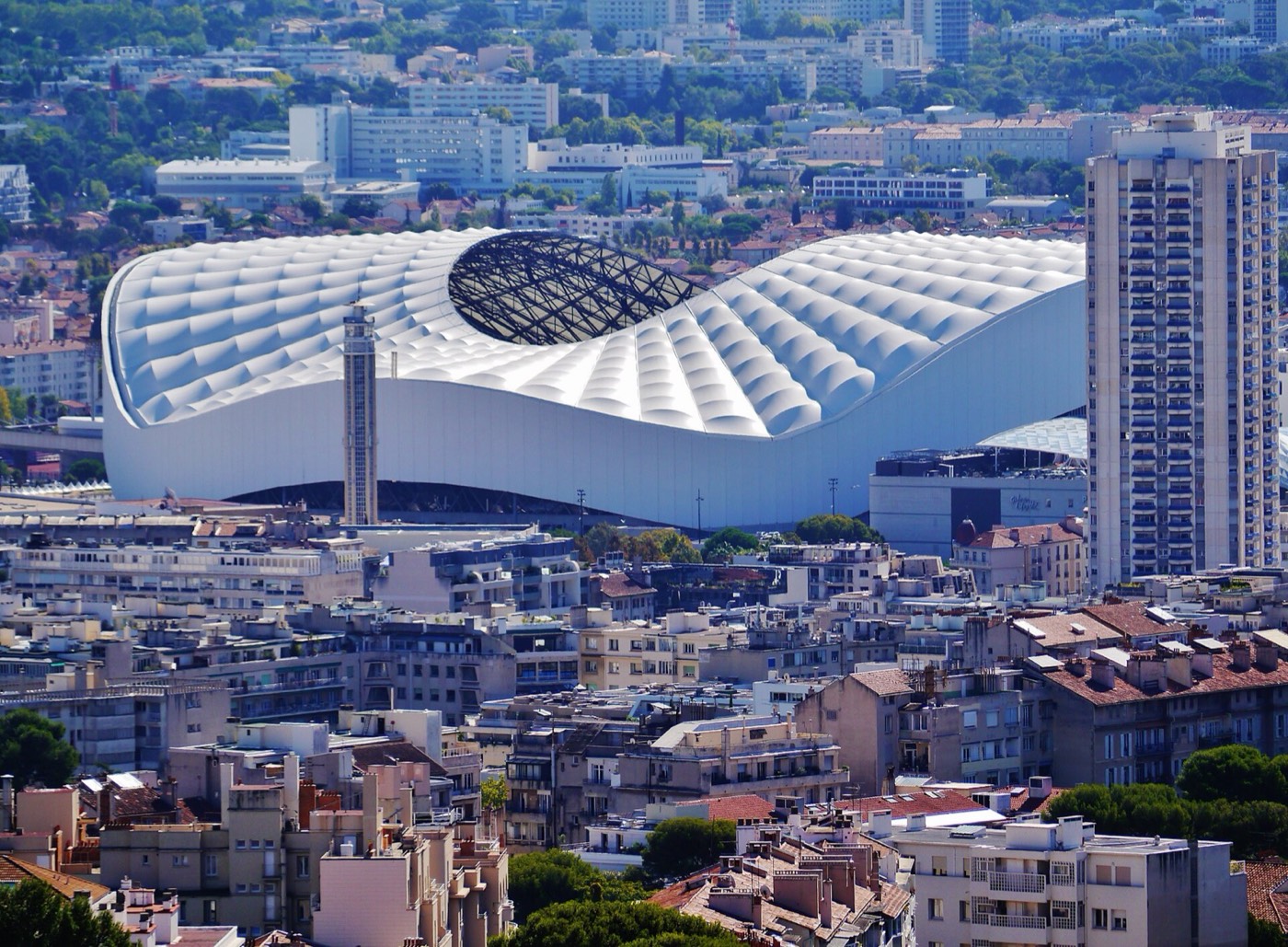 Vivre près du Stade Vélodrome à Marseille : atouts et contraintes immobilières