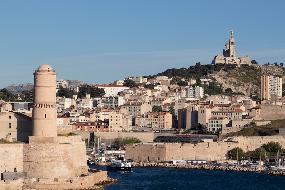 Cabanon ou pied-à-terre : investir dans les Calanques de Marseille en 2026