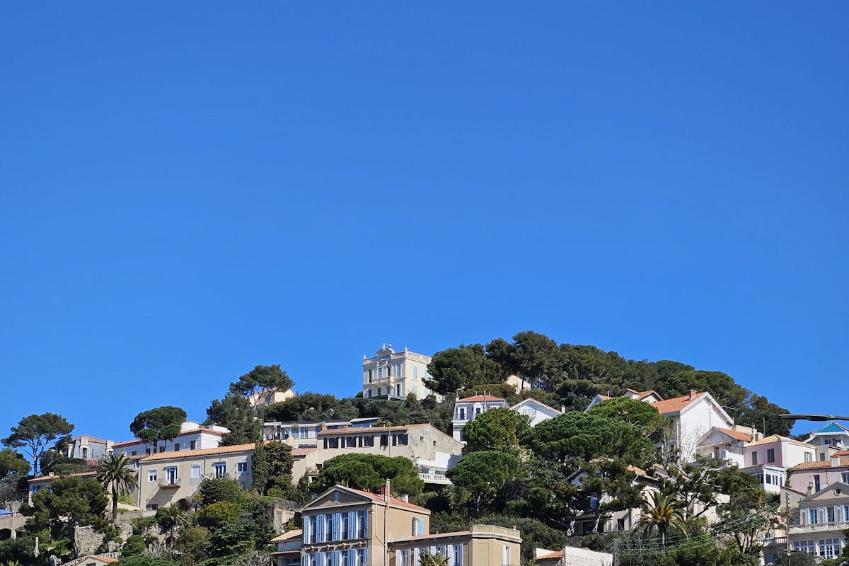 Vendre un bien loué à Marseille : préavis, fiscalité et spécificités
