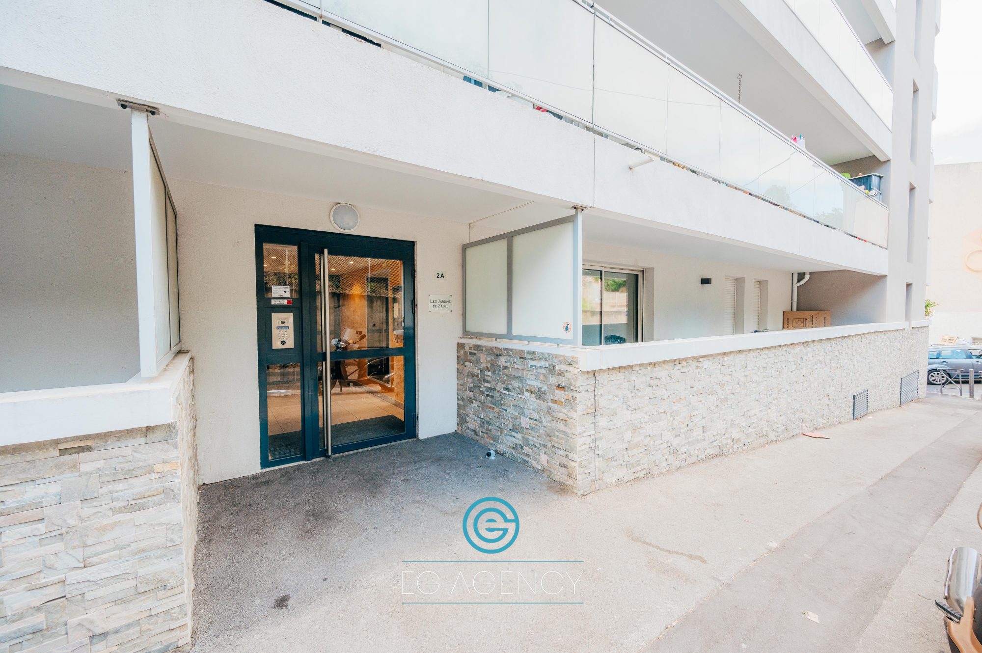 Appartement T3 de 65m2 + exterieurs + Box en SUS
