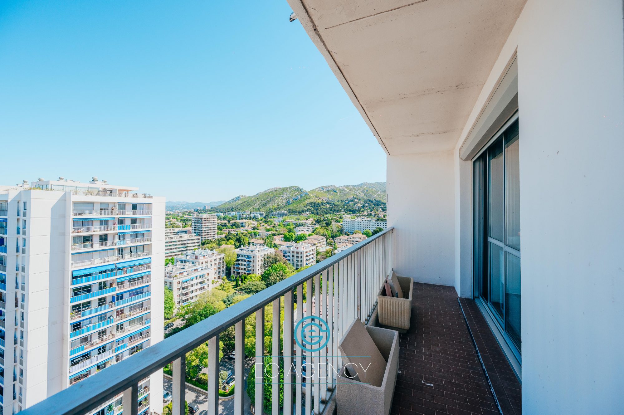 Appartement T4 de 107m2 + Balcons + terrasse + stationnements