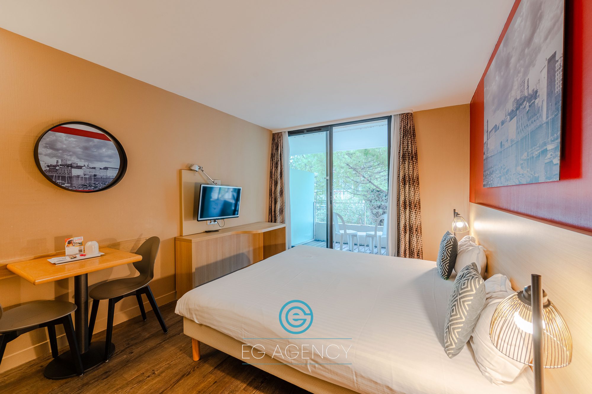 STUDIO BAIL COMMERCIAL + EXTERIEUR + PARKING