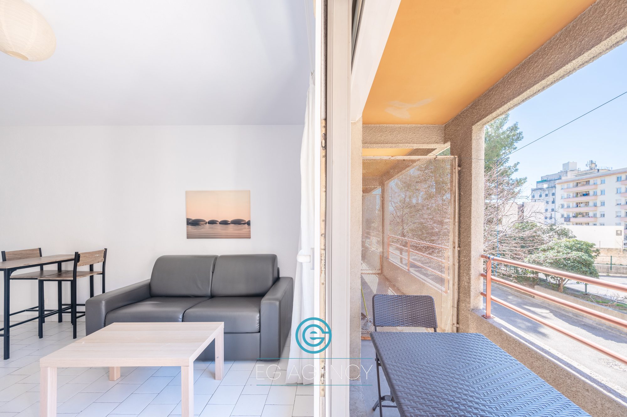 Studio de 22m2 + exterieur de 5m2 + parking en sus